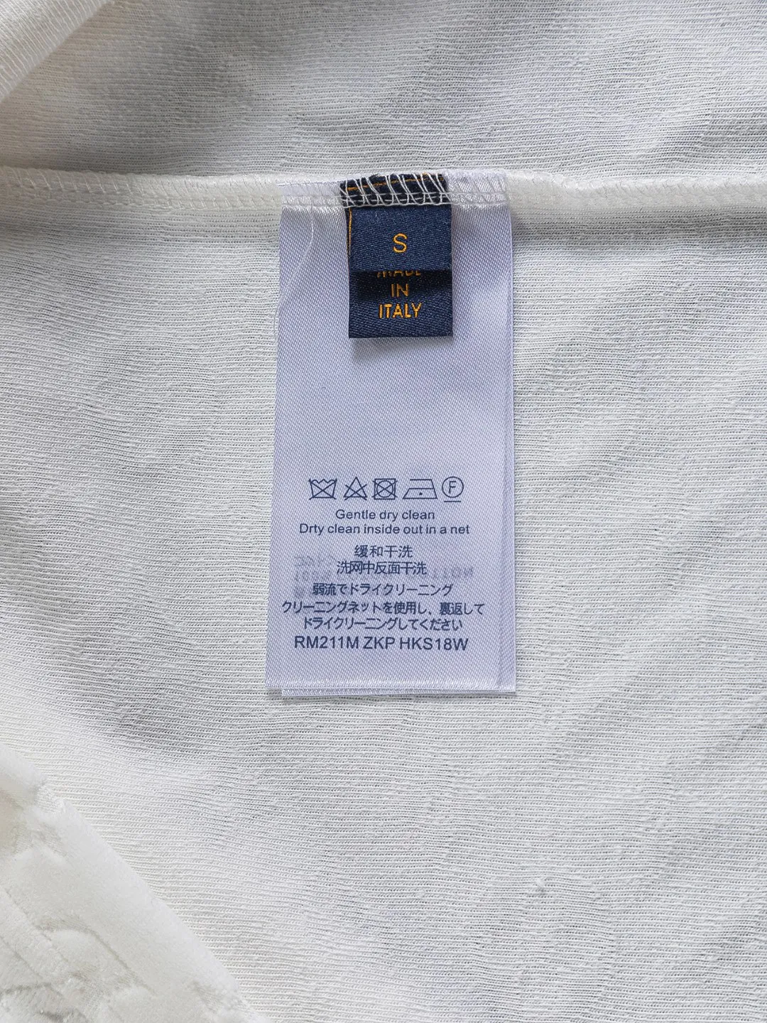 🅿️200 Louis Vuitton 1V slightly wide version S-Xl 25ss new product counter style will never fail, classic style, permanent boutique, timeless classic style, LV jacquard all-over printed terry towel with logo🪡 embroidery pattern, short-sleeved T-shirt, cotton blended terry jersey fabric, original development. This comes from the 2025 beachwear limited series, the full logo jacquard towel highlights the classic Obliaue flower, with S-shaped round neck and topstitching, unique style, decorated with oblique jacquard all over, ribbed round neck with V-shaped topstitching, customized accessories, and the whole body is customized and developed according to the Y board... Complete with three labels, it can control various styles, paying tribute to LV Louis Vuitton's historic year! Coupled with the blessing of full-flower cotton material, both the comfort of the upper body is unparalleled. It can be said to be a must-have companion in summer. The excellent breathability and comfortable wearing feeling are unparalleled ~ recommended! ! Same style for men and women! Color: Black White Size: S-XL Size chart: S: Shoulder width 55-Bust 56-Length 71.5 M: Shoulder width 56.5-Bust 58-Length 73 L: Shoulder width 58-Bust 60-Length 74.5 XL: Shoulder width 59.5-Bust 62-Length 76